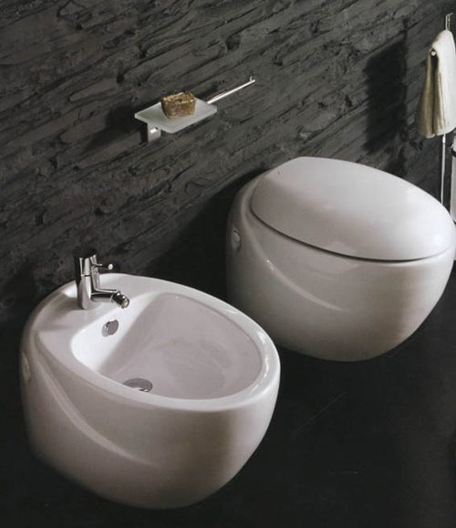 Azzurra Ceramica Sanitari Spa.Sanitari In Ceramica Azzurra Bidet E Wc Con Copriwc Sospesi O A Terra